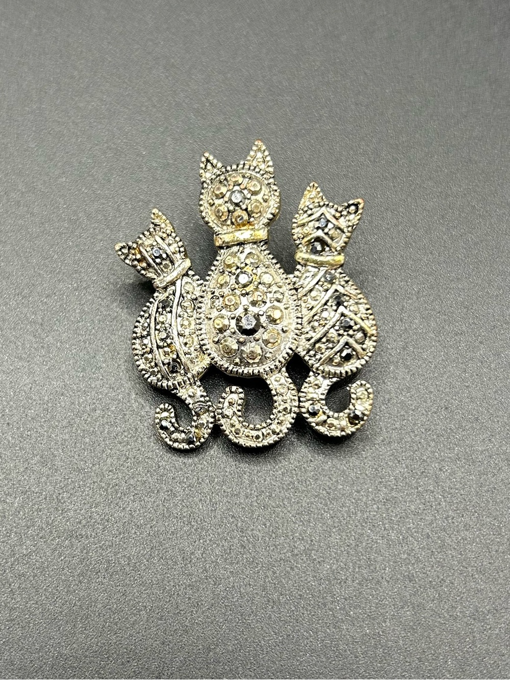 Silver-Tone Triple Cat Brooch Pin - Decorative Pet-Themed Accessory
